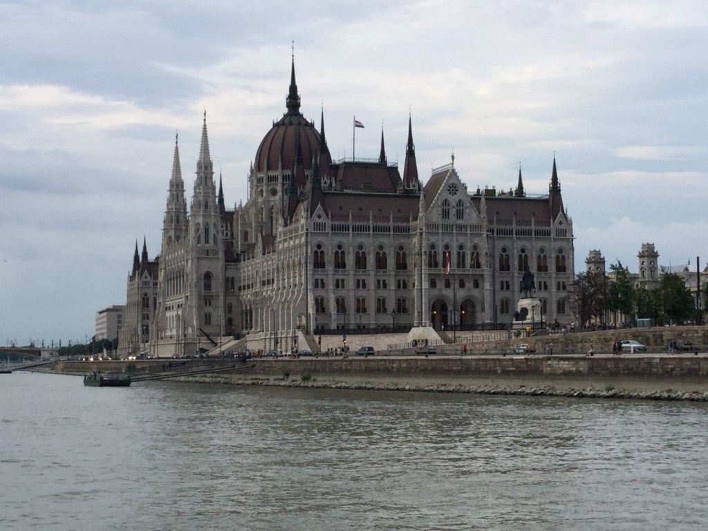 Il était une fois Buda, la montagne Rose, et Pest, sa vallée&nbsp;maison
